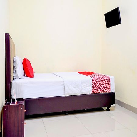 Oyo 90052 Star House Hotel จิเรบอน ภายนอก รูปภาพ