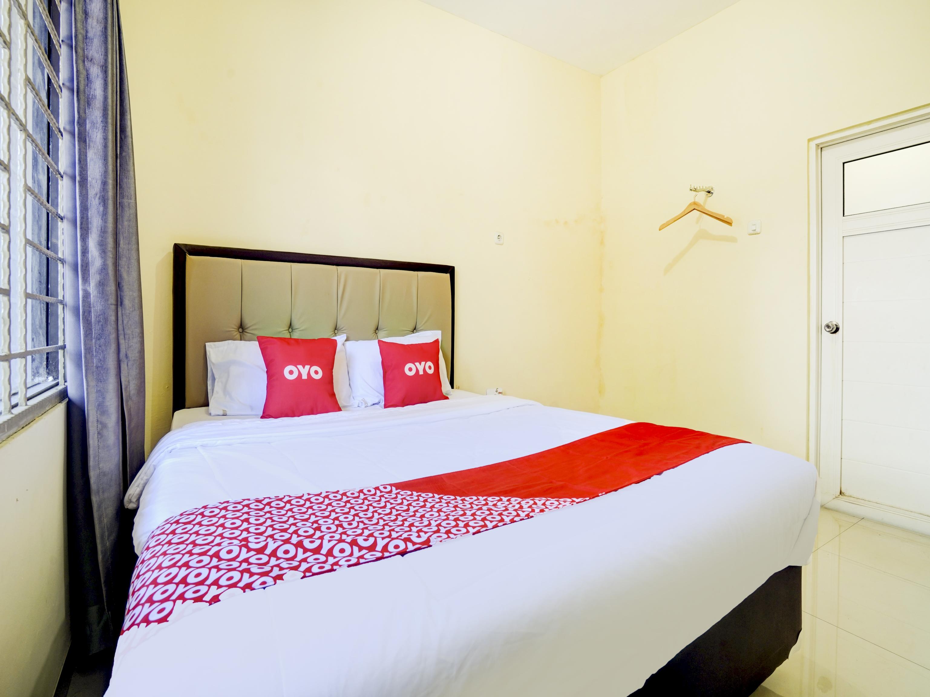 Oyo 90052 Star House Hotel จิเรบอน ภายนอก รูปภาพ