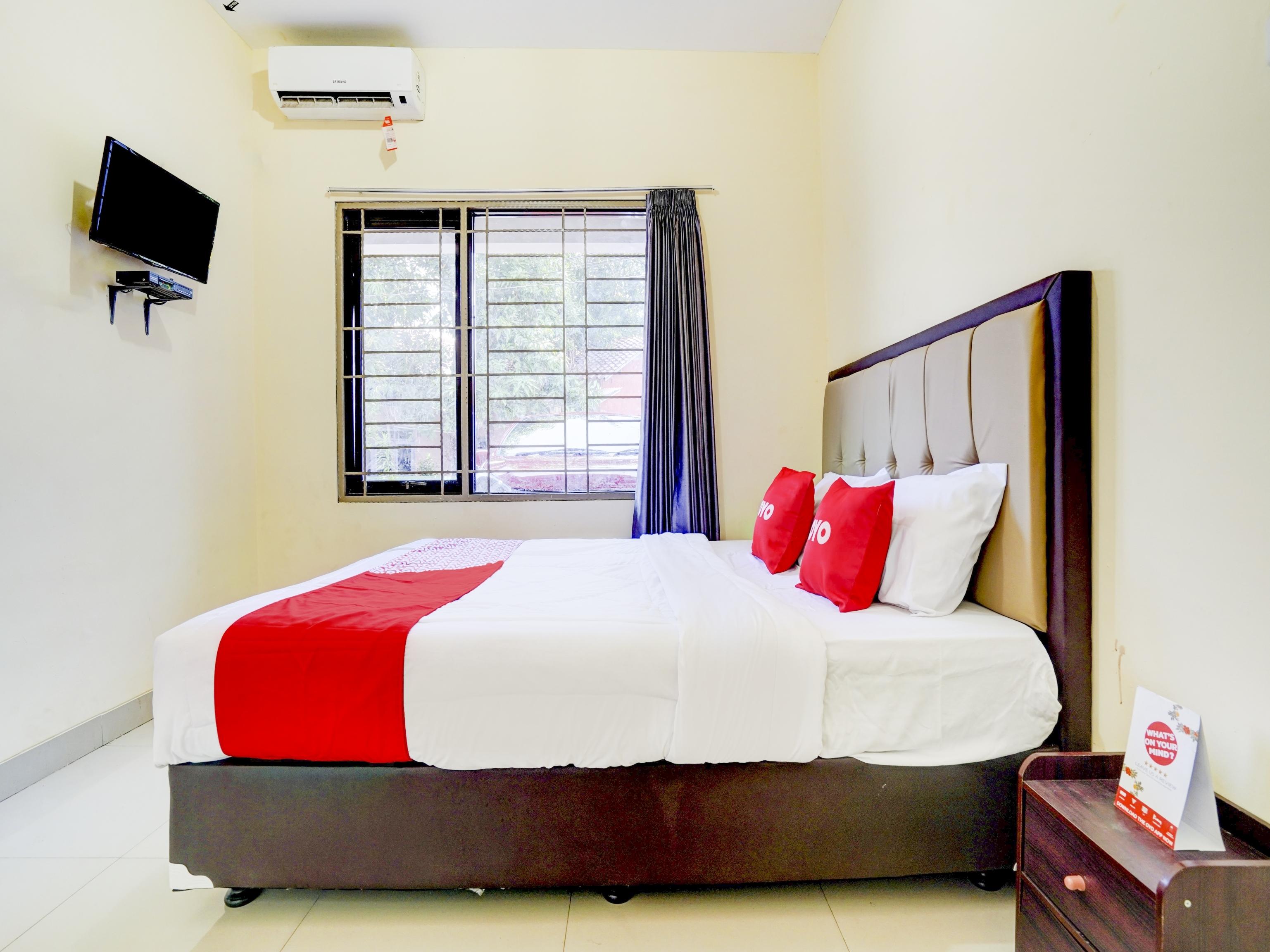 Oyo 90052 Star House Hotel จิเรบอน ภายนอก รูปภาพ