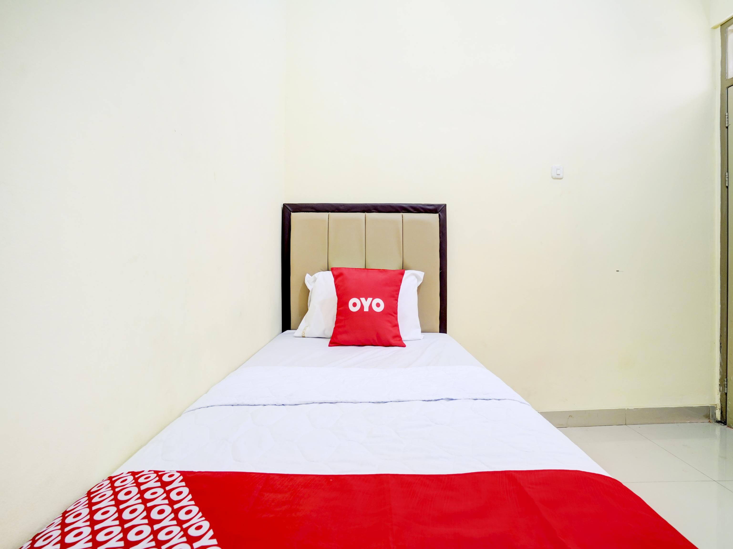 Oyo 90052 Star House Hotel จิเรบอน ภายนอก รูปภาพ