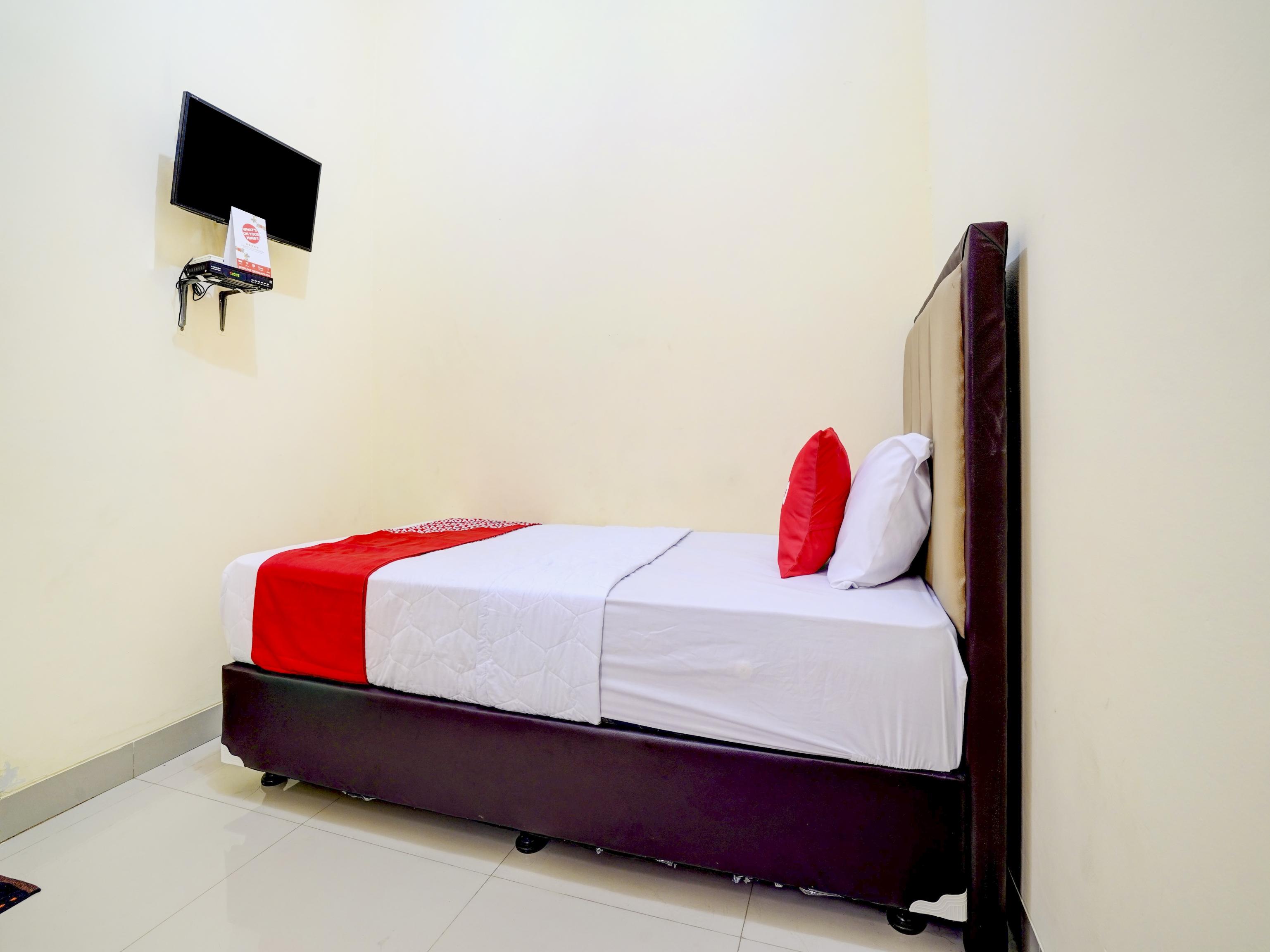 Oyo 90052 Star House Hotel จิเรบอน ภายนอก รูปภาพ