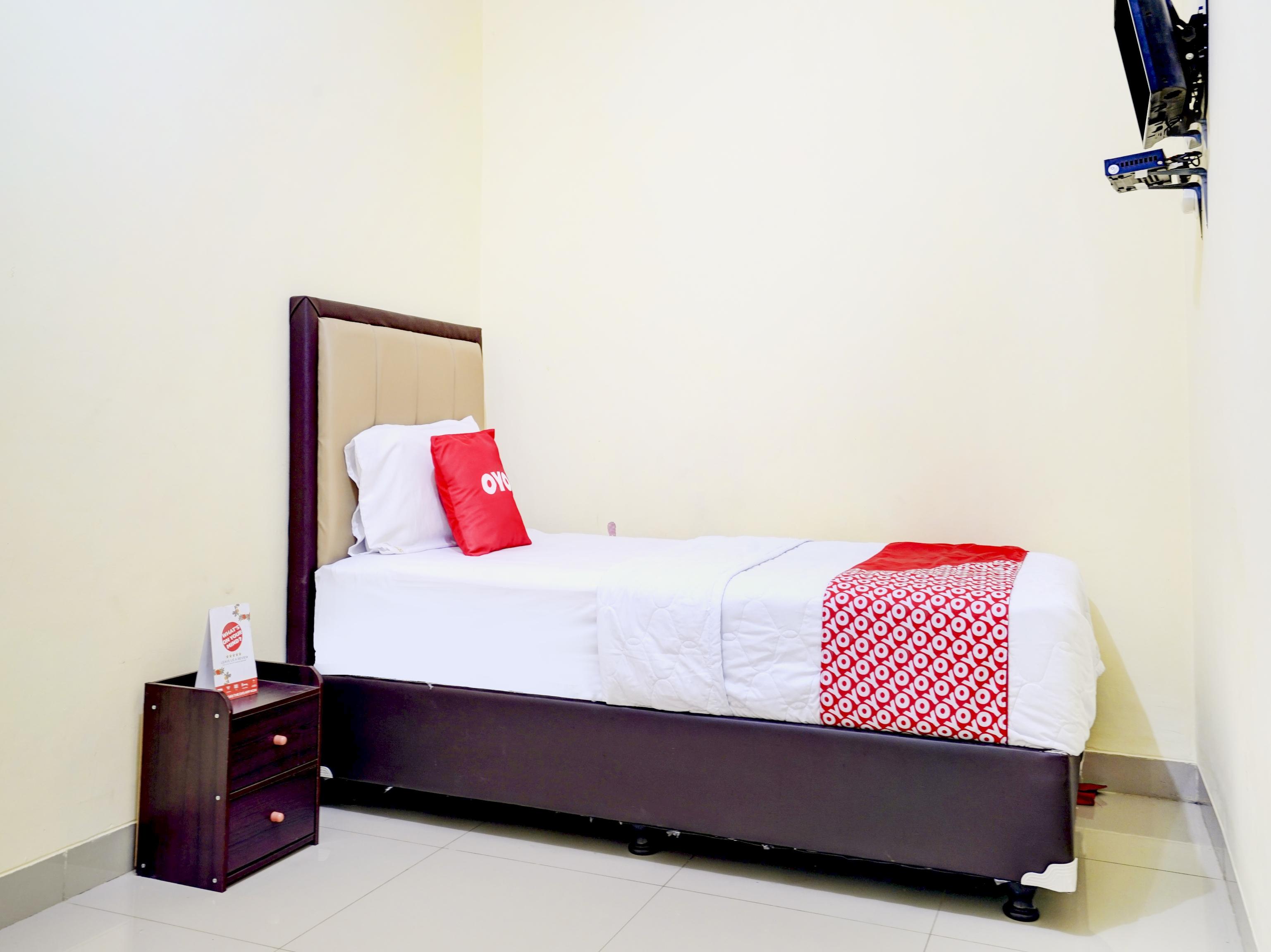 Oyo 90052 Star House Hotel จิเรบอน ภายนอก รูปภาพ