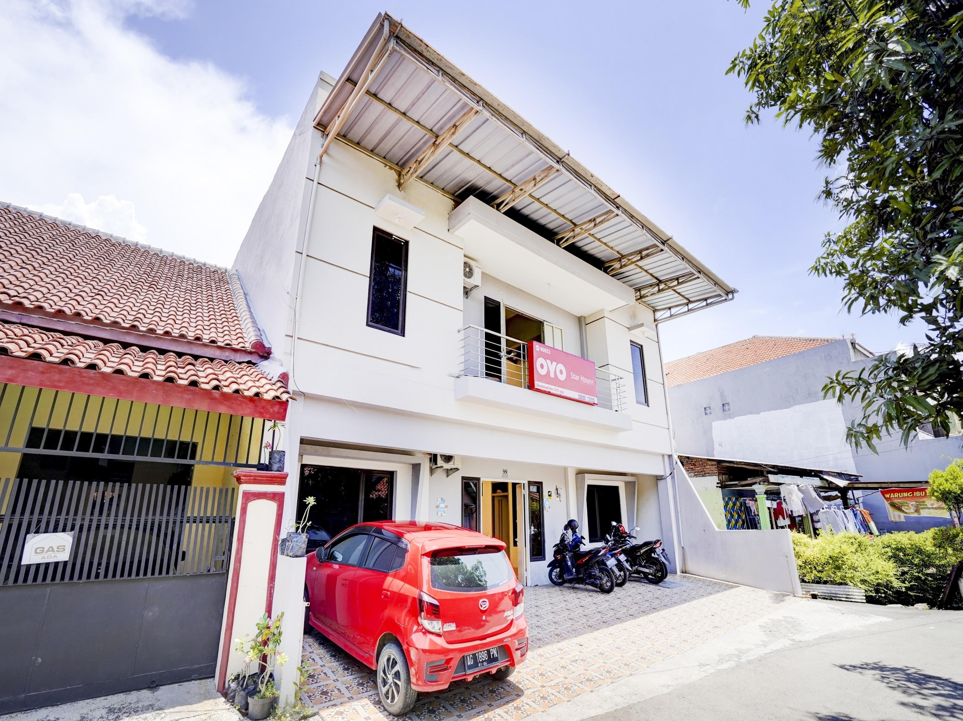 Oyo 90052 Star House Hotel จิเรบอน ภายนอก รูปภาพ