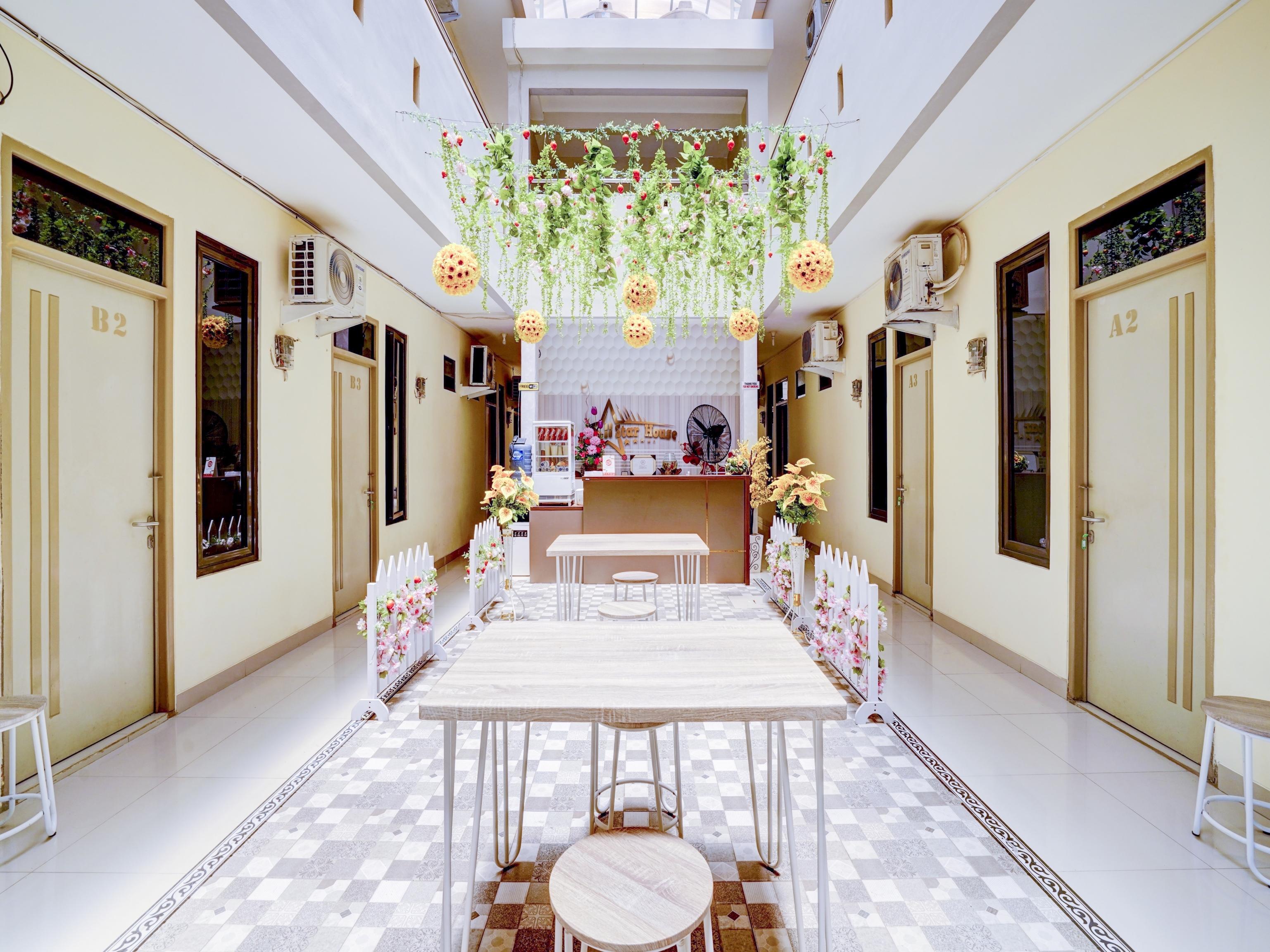Oyo 90052 Star House Hotel จิเรบอน ภายนอก รูปภาพ