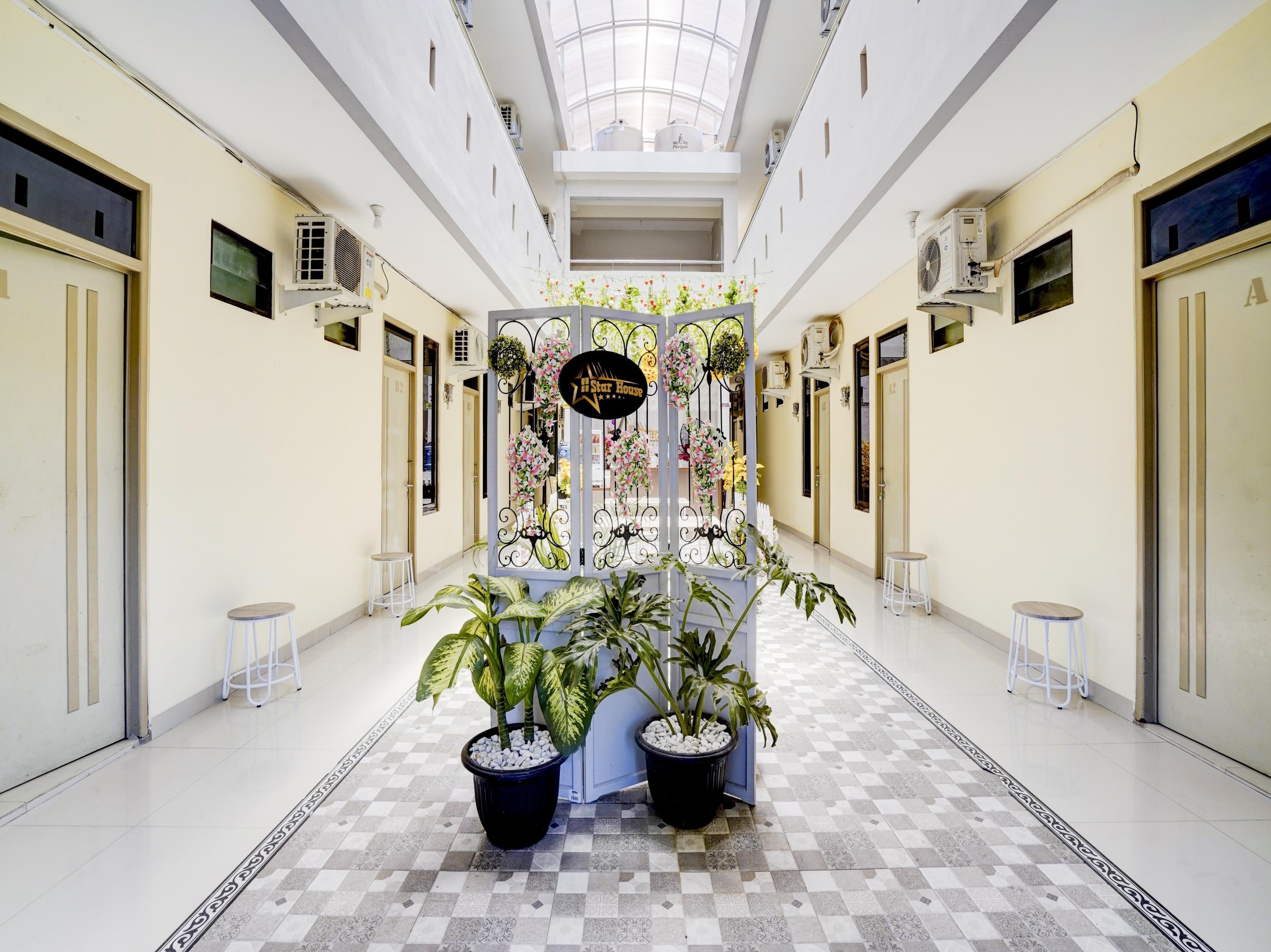 Oyo 90052 Star House Hotel จิเรบอน ภายนอก รูปภาพ