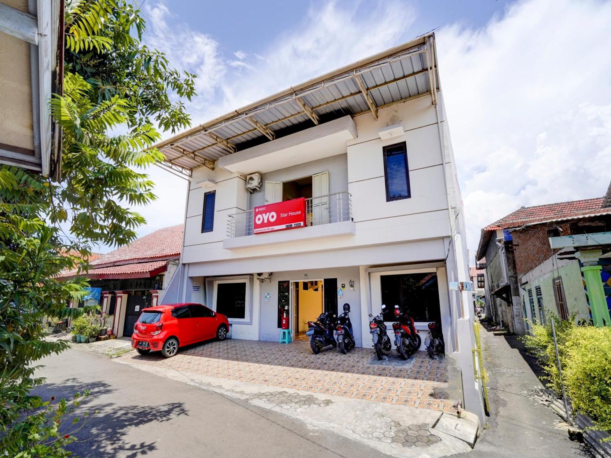 Oyo 90052 Star House Hotel จิเรบอน ภายนอก รูปภาพ