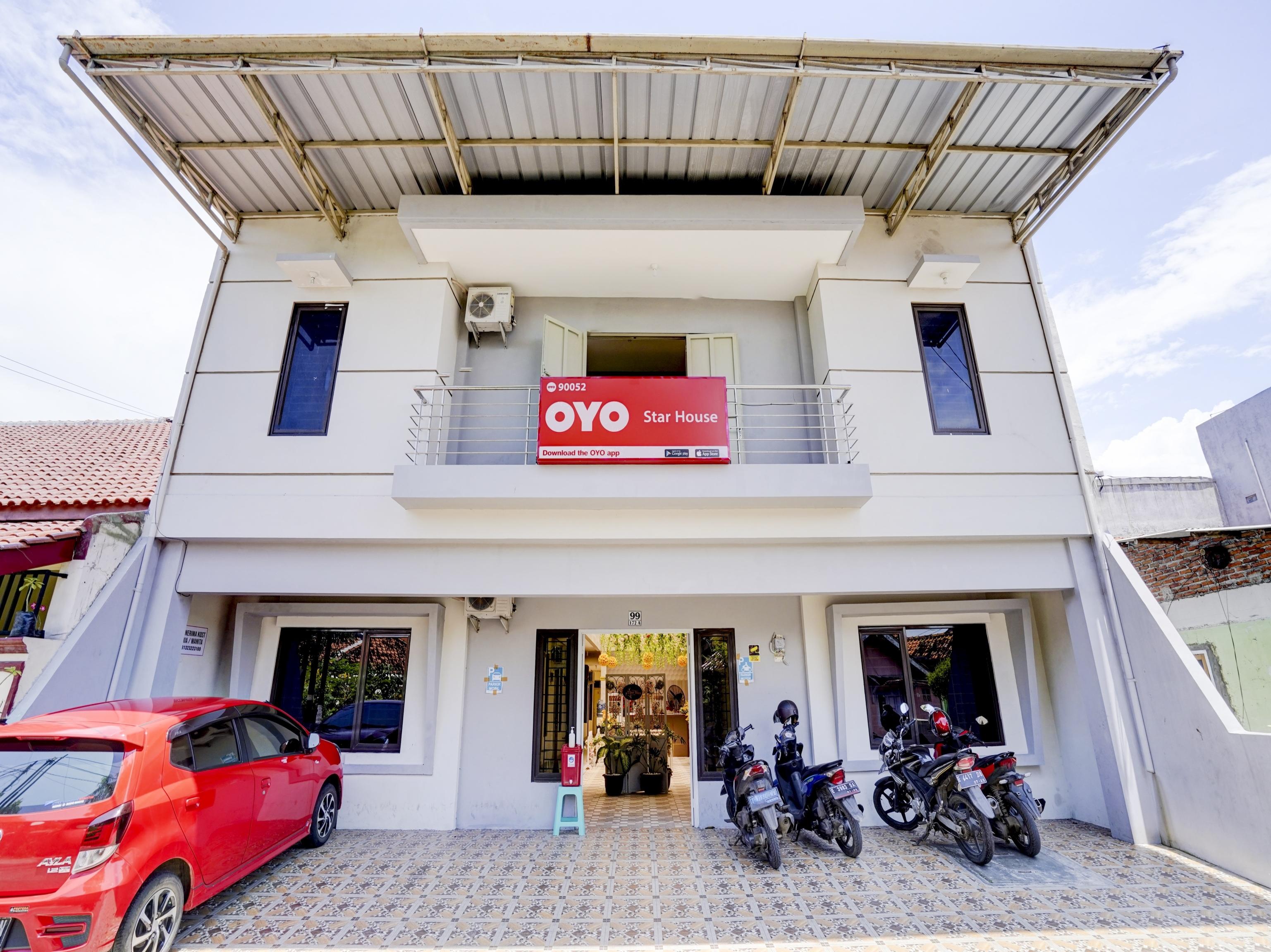 Oyo 90052 Star House Hotel จิเรบอน ภายนอก รูปภาพ