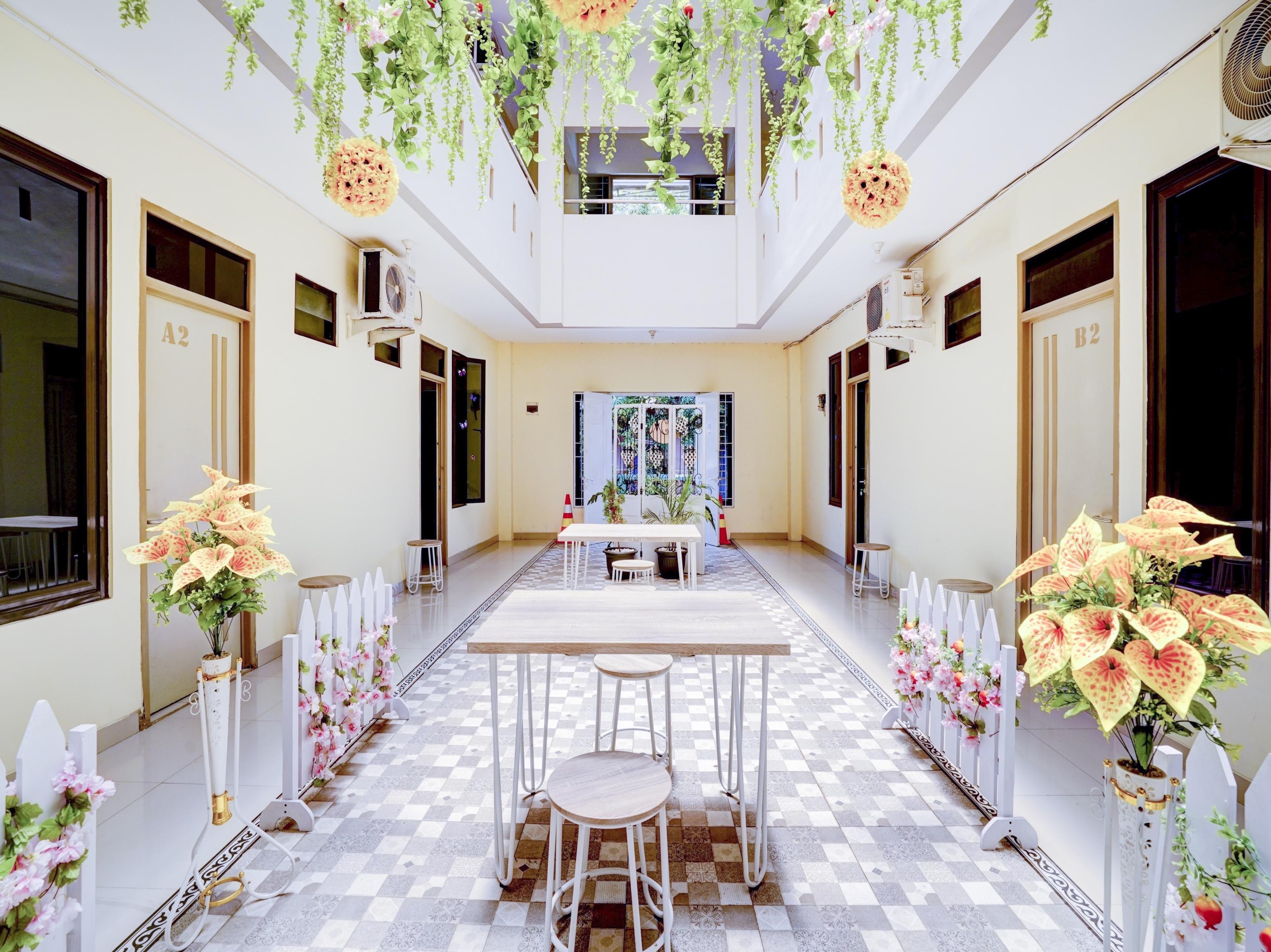 Oyo 90052 Star House Hotel จิเรบอน ภายนอก รูปภาพ